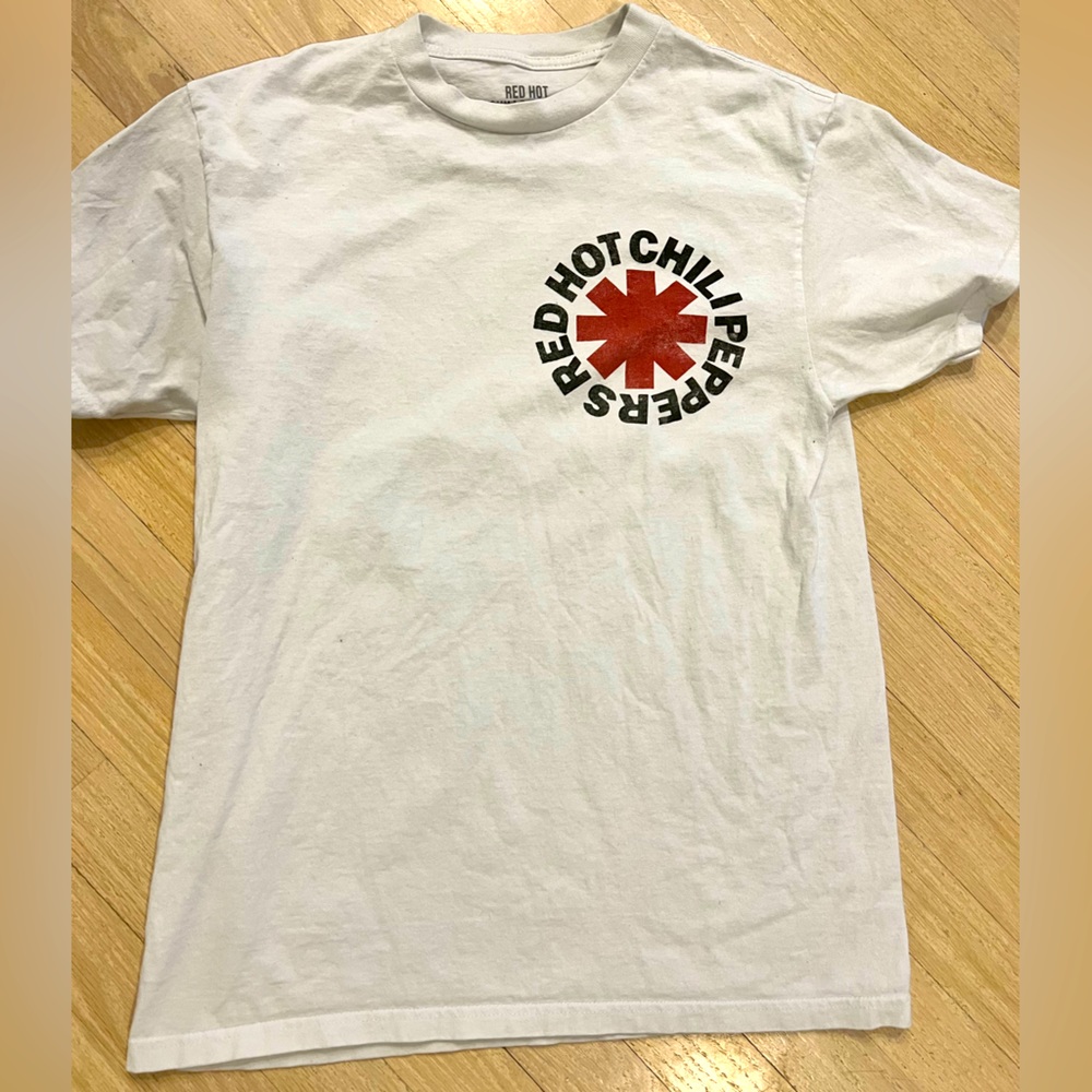 Men’s vintage Red Hot Chili Peppers t-shirt size medium.